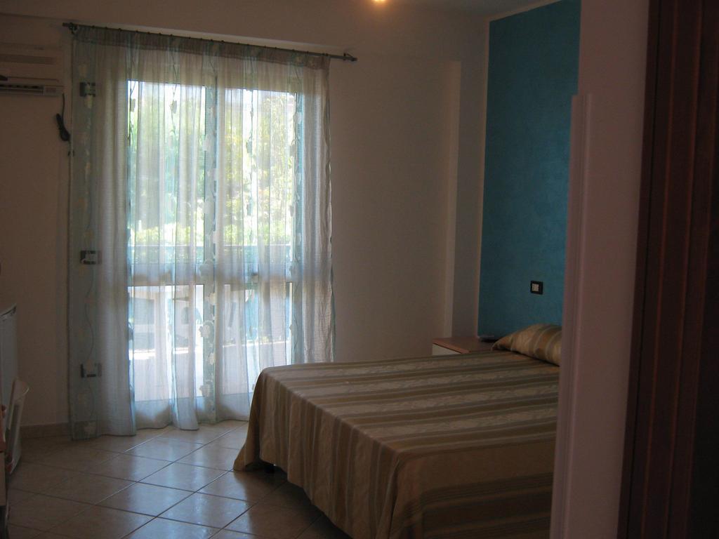 Bed And Breakfast Cirelli Скалеа Стая снимка